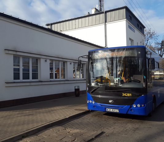 Autobus L-39 przy PKP Piaseczno