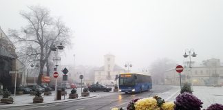 Autobus linii L-2 na tle Ratusza w Piasecznie