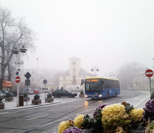 Autobus linii L-2 na tle Ratusza w Piasecznie