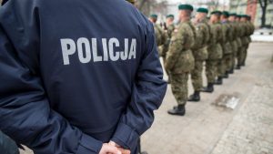 Minister Obrony Narodowej Mariusz Błaszczak podjął decyzję w sprawie użycia oddziałów i pododdziałów Sił Zbrojnych Rzeczypospolitej Polskiej do pomocy policji (fot. PAP)