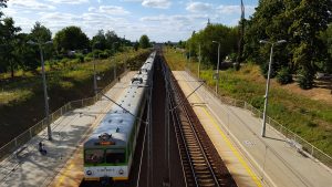Tory kolejowe w Piasecznie - pociąg do Radomia wjeżdżający na stację PKP Piaseczno