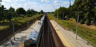 Tory kolejowe w Piasecznie - pociąg do Radomia wjeżdżający na stację PKP Piaseczno