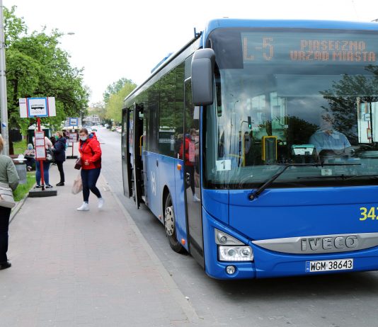 L5 autobus L-5 na przystanku Kościelna przy ul. Jana Pawła II w Piasecznie