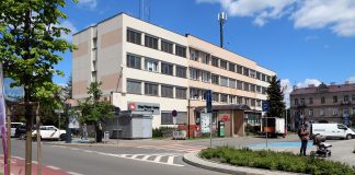 Budynek Urzędu Miasta i Gminy Piaseczno, widok na urząd od strony ulicy Kościuszki