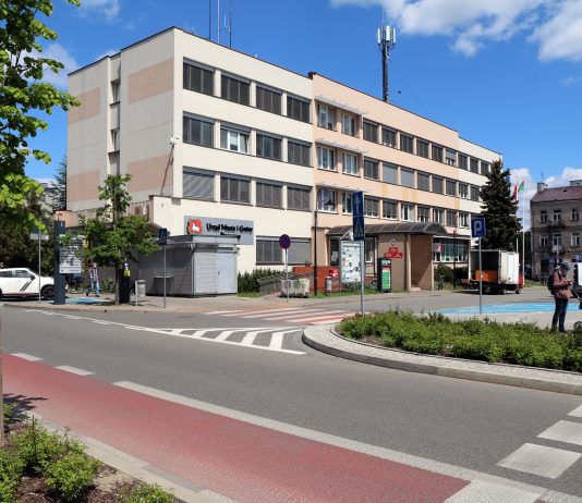 Budynek Urzędu Miasta i Gminy Piaseczno, widok na urząd od strony ulicy Kościuszki