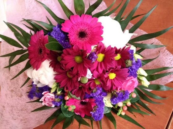 bukiet kwiatów dla Jubilatki obchodzącej setne urodziny