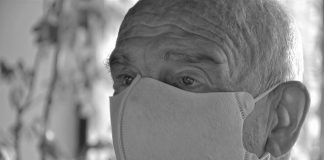 Senior w masce - foto: Pixabay.com