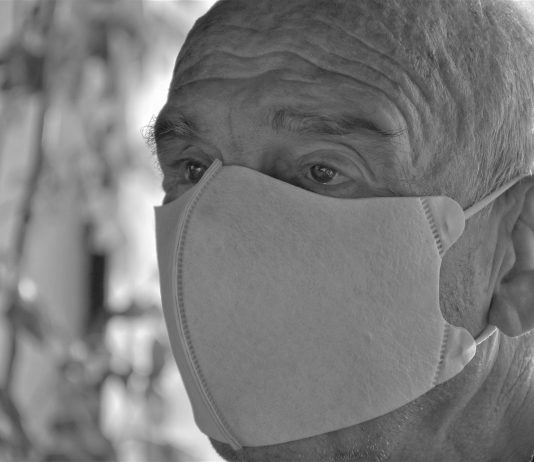Senior w masce - foto: Pixabay.com