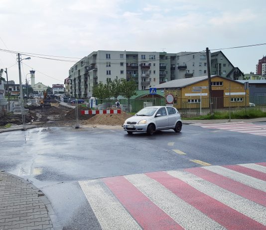 Skrzyżowanie ulicy Dworcowej z Nadarzyńską w Piasecznie przed remontem