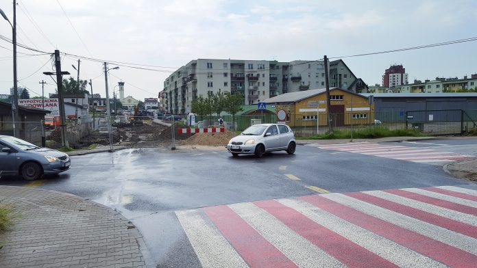 Czasowa organizacja ruchu przy zamknięciu skrzyżowania ul. Dworcowej i Nadarzyńskiej Skrzyżowanie ulicy Dworcowej z Nadarzyńską w Piasecznie przed remontem