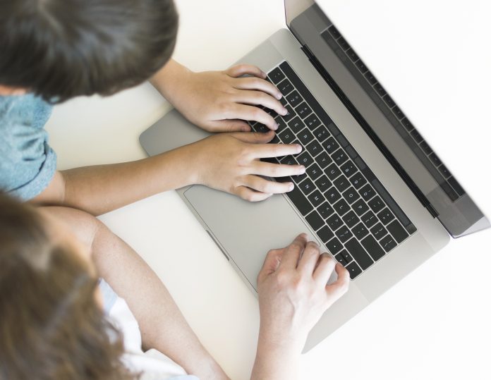 Uczeń przy laptopie, foto: pl.freepik.com