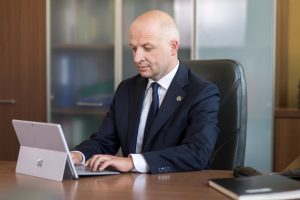 Daniel Putkiewicz Burmistrz Miasta i Gminy Piaseczno z laptopem w gabinecie UMiG Piaseczno