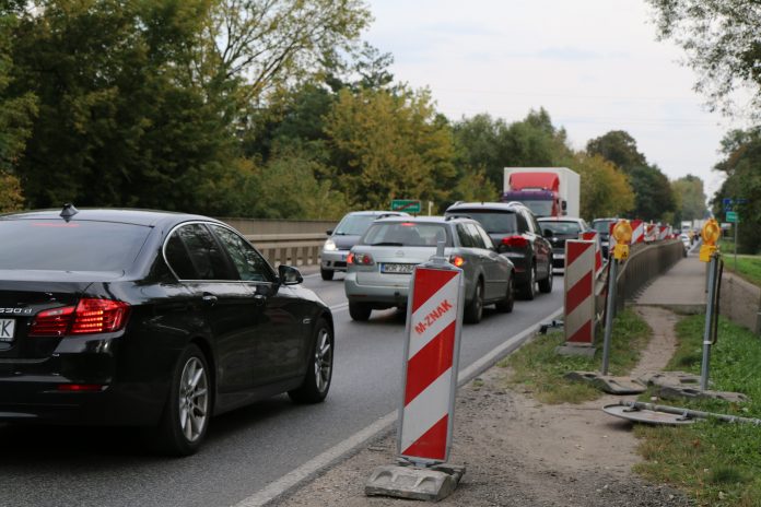 Remont mostu na DK79 w Żabieńcu Na zdjęciu widać most na drodze krajowej nr 79 w okolicy Żabieńca. Duży ruch samochodów, korek na moście