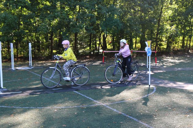 Egzamin na kartę rowerową w Zalesiu Górnym. Na zdjęciu dwoje uczniów jedzie na rowerach.