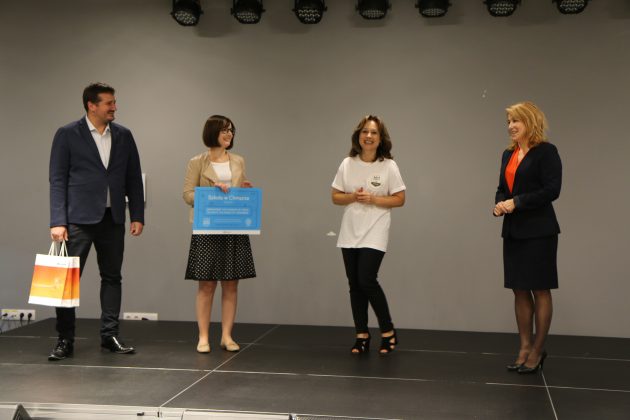 Na zdjęciu przedstawione są cztery osoby: przedstawiciel firmy Microsoft- mężczyzna i kobieta, dyrektorka Zes[połu Szkolno-Przedszkolnego w Piasecznie- Grochowicz oraz I zastępca burmistrza Hanna Kułakowska-Michalak