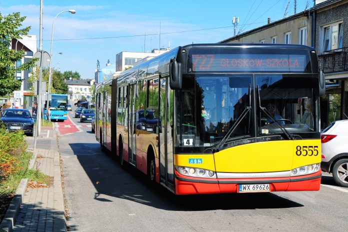 Autobus 727 przejeżdżający ulicą Kościuszki w Piasecznie