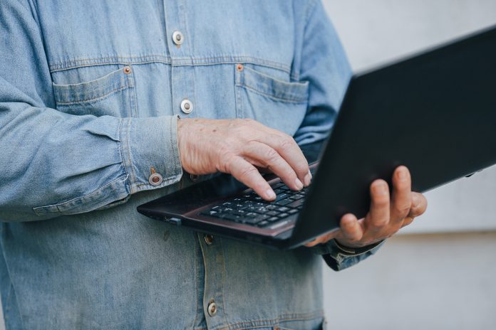 Nieodpłatny kurs komputerowy dla osób 50+ z certyfikatem ECLD Senior przy komputerze laptopie źródło: pl.freepik.com