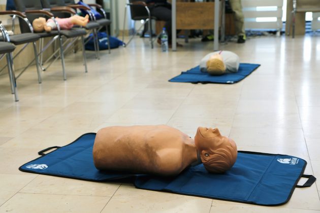 Szkolenia Strażników Miejskich. Na zdjęciu trzy fantomy medyczne służące do nauki resuscytacji krążeniowo-oddechowej.