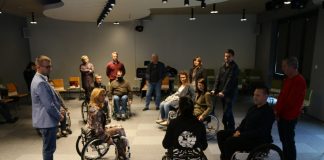 Pracownicy Urzędu Miasta i Gminy Piaseczno szkolą się z barier architektonicznych, testują przemieszczanie się na wózku inwalidzkim