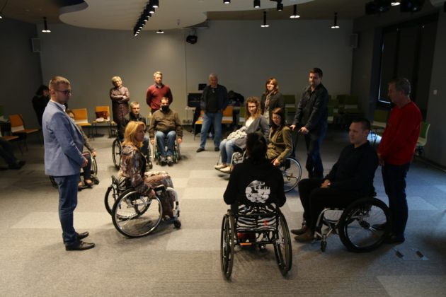 Pracownicy Urzędu Miasta i Gminy Piaseczno szkolą się z barier architektonicznych, testują przemieszczanie się na wózku inwalidzkim