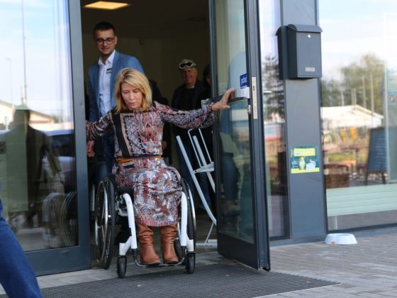 Pani wiceburmistrz Piaseczna szkoli się z barier architektonicznych, testuje przemieszczanie się na wózku inwalidzkim