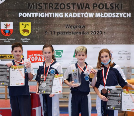 Ilustracja. Na zdjęciu medaliści Mistrzostw Polski Pointfighting Kadet młodszy od lewej: Adam Bachman, Izabella Dąbrowska, Bartosz Dobrowolski, Barbara Styczek.