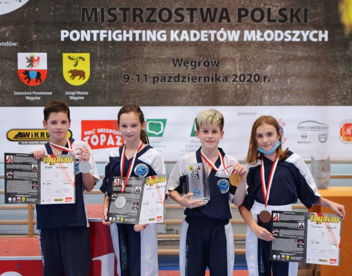 Mistrzostwa Polski Kadetów młodszych i Dzieci w formułach Pointfighting i Light contact w Kickboxingu -Węgrów 2020 Ilustracja. Na zdjęciu medaliści Mistrzostw Polski Pointfighting Kadet młodszy od lewej: Adam Bachman, Izabella Dąbrowska, Bartosz Dobrowolski, Barbara Styczek.