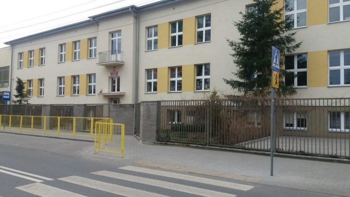 Na zdjęciu widać budynek Szkoły Podstawowej nr 1 w Piasecznie