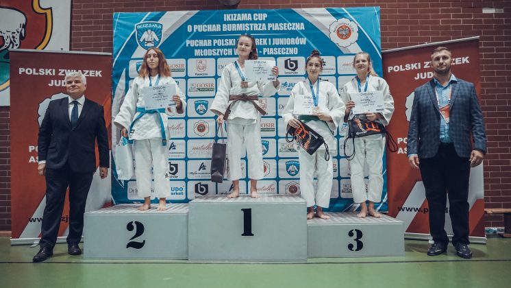 Ikizama Judo CUP III. Na zdjęciu cztery zawodniczki stojące na podium po dekoracji medalowej.