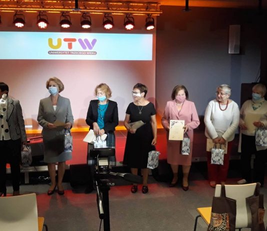 Inauguracja roku akademickiego UTW 2020/2021. Na zdjęciu słuchacze UTW z maseczkami na twarzy.
