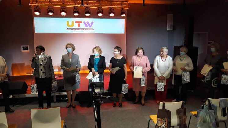 Inauguracja roku akademickiego UTW 2020/2021. Na zdjęciu słuchacze UTW z maseczkami na twarzy.