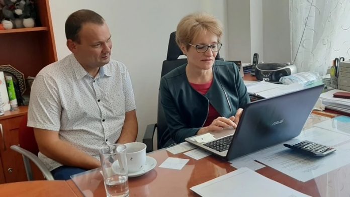 Na zdjęciu od lewej: wicedyrektor szkoły podstawowej nr 1 w Piasecznie Piotr Orepuk oraz dyrektor Krystyna Łęcka.