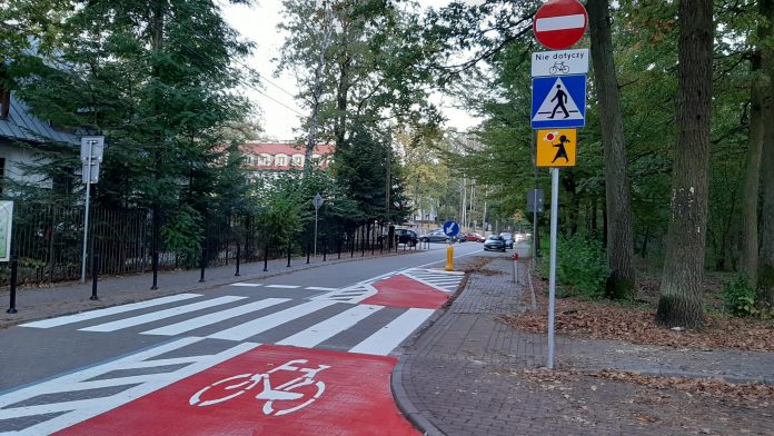 Poprawa bezpieczeństwa wokół szkół na terenie gminy Piaseczno Ilustracja. Poprawa bezpieczeństwa wokół szkoły w Zalesiu Górnym