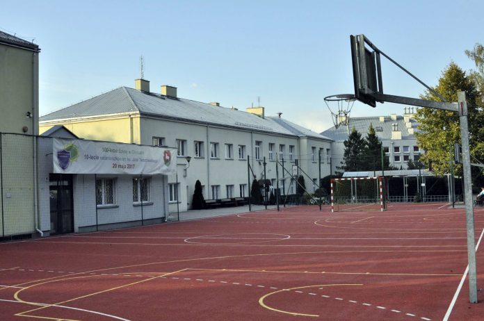 Kwarantanna dla czterech klas w Szkole Podstawowej w Chylicach Budynek Szkoły Podstawowej im. ks. J. Twardowskiego w Chylicach
