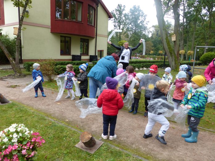 Otwarcie Leśnego laboratorium pod chmurką w Przedszkolu nr 8 Ilustracja. Zabawy w mini stacji meteo. Wiatr i wietrzyk. Przedszkole nr 8 w Piasecznie. Uroczyste otwarcie Leśnego laboratorium pod chmurką