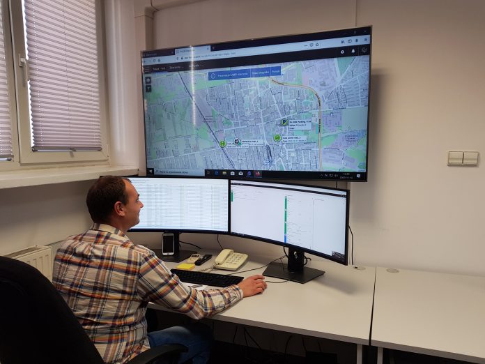 Rusza centrum dyspozytorskie w gminie Piaseczno Gminne Centrum Dyspozytorskie w Piasecznie, na zdjęciu operator aplikacji, który siedzi przy monitorach wyświetlających zgłoszenia do rozdzielenia