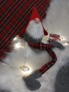Zdjęcie jednej z ofert wirtualnego Kiermaszu Świątecznego, na zdjęciu maskotka w postaci Św. Mikołaja