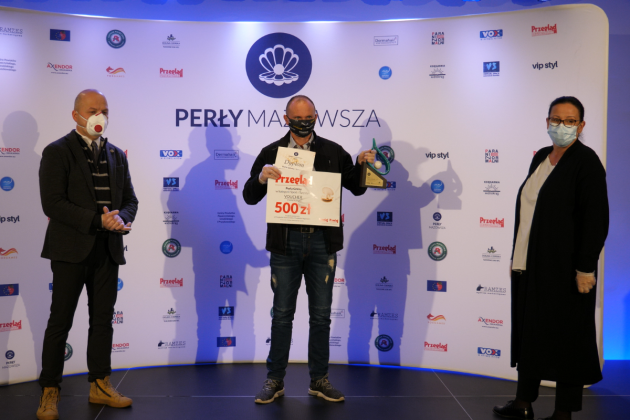 Perłą Mazowsza 2019 wyróżniono Frog Race, na zdjęciu widać po lewo burmistrza Piaseczna, po środku organizatora biegu, a po prawej przedstawiciela organizatora konkursu.