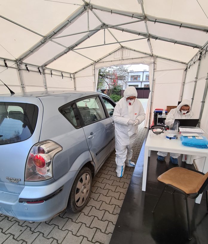 Ilustracja. Punkt DRIVE-THRU COVID-19 przy ZOZ Piaseczno przy ul. Fabrycznej 1