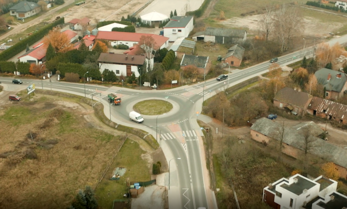 Współpraca między gminą a powiatem przy budowie dróg Ilustracja. Widok z drona na rondo w Bobrowcu, foto FlyMajk