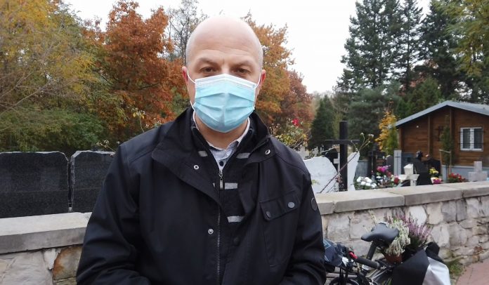 Wspierajmy przedsiębiorców Na zdjęciu Daniel Putkiewicz - Burmistrz Miasta i Gminy Piaseczno, który stoi na tle cmentarza przy ul. Julianowskiej w Piasecznie