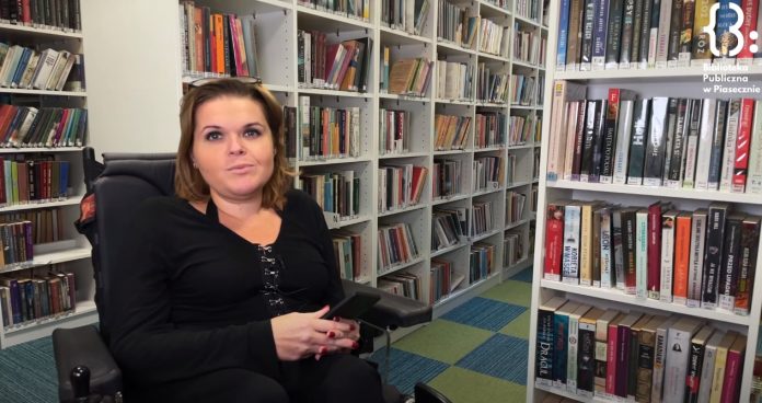 #BibliotekaDostępna Międzynarodowy Dzień Osób z Niepełnosprawnościami Ilustracja. Kadr z filmu BibliotekaDostępna Międzynarodowy Dzień Osób z Niepełnosprawnościami. Na zdjęciu Magdalena Kamińska - czytelniczka z filii Zalesie Górne.