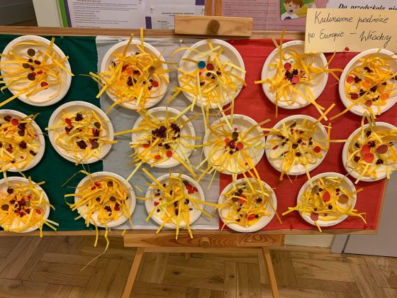 Zdjęcie. Kulinarne Podróże po Świecie w Nefrytowym Zakątku. Na zdjęciu prace przygotowane przez dzieci przedstawiające talerze z potrawą-makaronem.