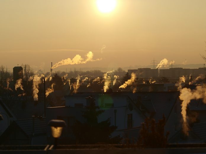 Smog powodują m.in. uchodzące z kominów dymy ze spalania paliw stałych jak węgiel, drewno, foto: David Karich z Pixabay