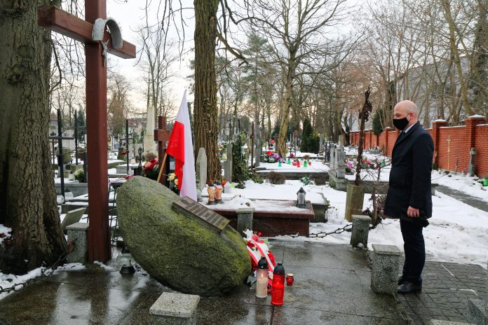 Burmistrz Piaseczna Daniel Putkiewicz złożył kwiaty pod pomnikiem Powstańców 1863 r.