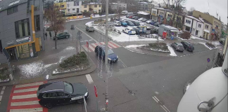 Ilustracja. Zdjęcie przedstawia widok na skrzyżowanie ulic Kościuszki i Nadarzyńskiej. Zdjęcie wykonane z monitoringu miejskiego. na zdjęciu widoczne dwa przejeżdżające samochody zbliżające się do skrzyżowania.