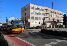 Autobus 727 na ul. Kościuszki w Piasecznie, obok główny budynek Urzędu Miasta i Gminy Piaseczno