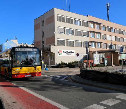 Autobus 727 na ul. Kościuszki w Piasecznie, obok główny budynek Urzędu Miasta i Gminy Piaseczno