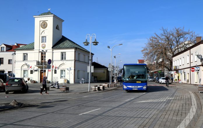 Autobus linii L przejeżdżający obok Ratusza w Piasecznie