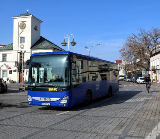 Autobus linii L przejeżdżający obok Ratusza w Piasecznie